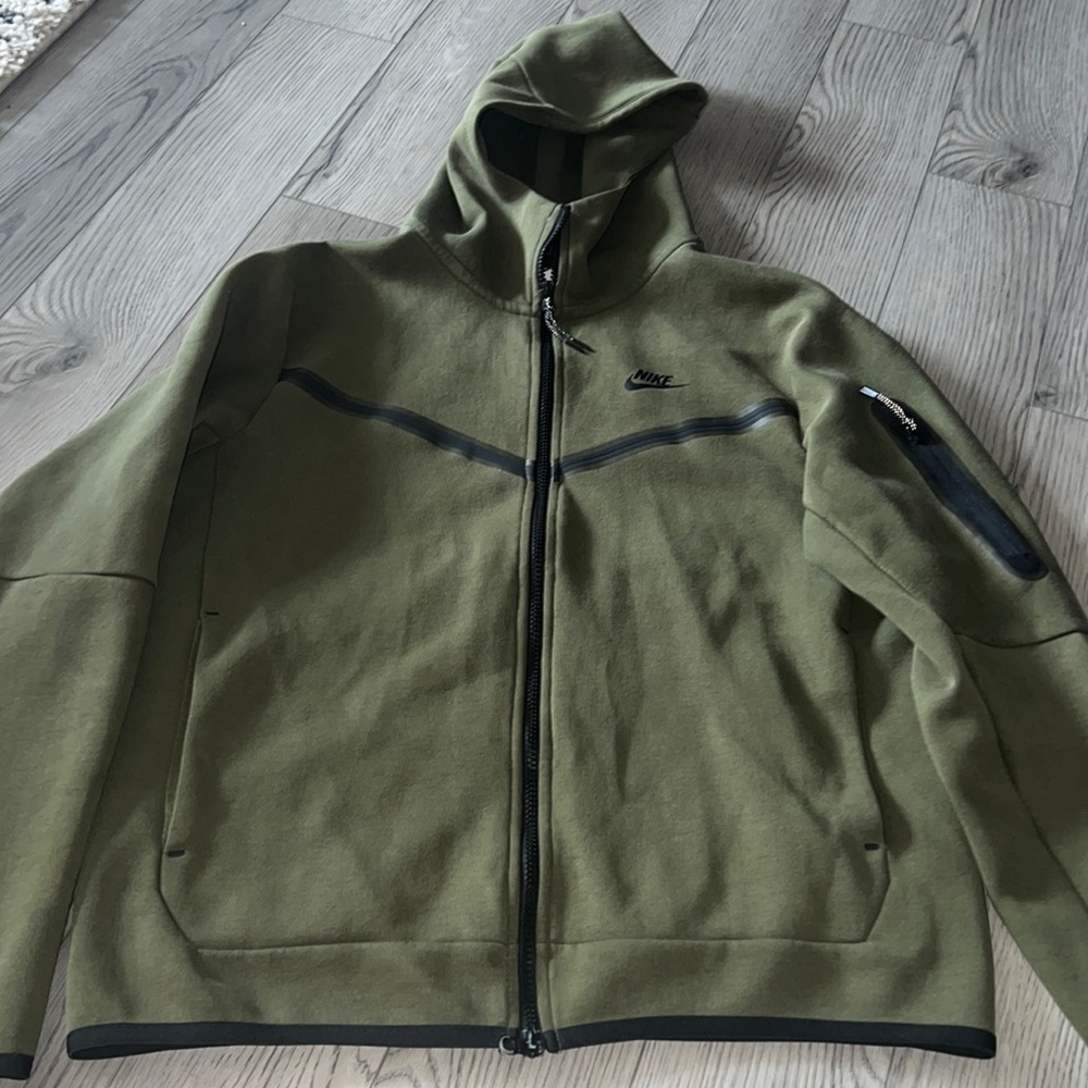 Mens Nike tech size medium